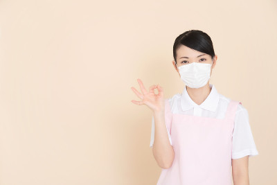 穿着围裙的女工