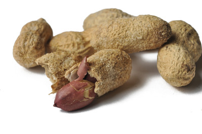 壳中的花生孤立在白色背景上。健康的食物