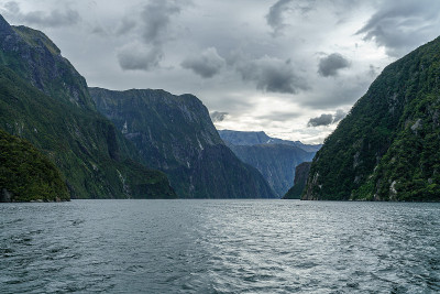 28 .新西兰峡湾米尔福德湾山区陡峭的海岸