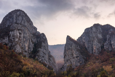 塞尔维亚标志性的杰尔马河峡谷入口处的嶙峋嶙峋的山峰