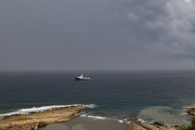 斯利马海岸线与海滩石，马耳他。海景与船。