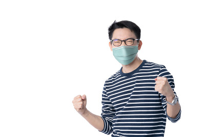 年轻帅气的亚洲休闲男性手握成功强手，同时戴上医用口罩，共同抗击新冠肺炎和战胜疫情的健康理念理念白底