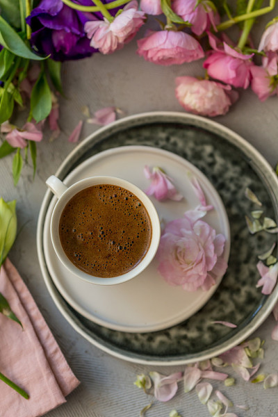 春季模型，一杯咖啡和一束鲜花