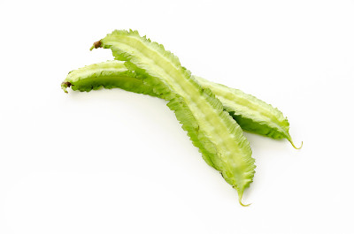 新鲜翼豆孤立在白色背景
