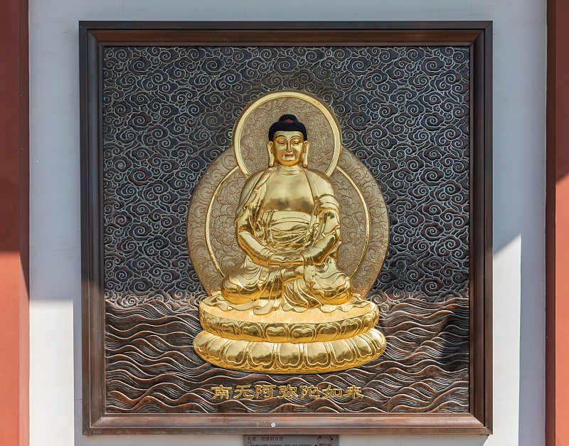 七宝寺八角形宝塔墙上七如来之一的阿弥陀佛如来黄金浮雕