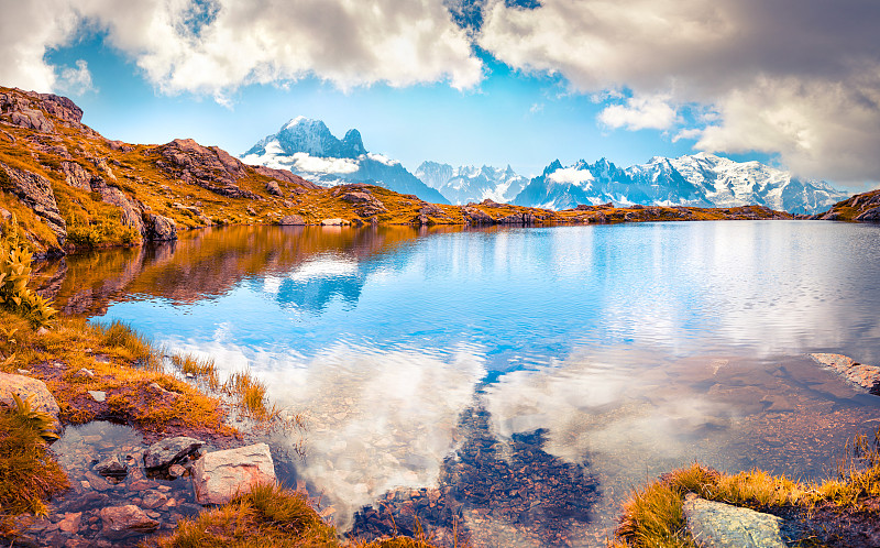 色彩斑斓的秋天早晨在拉克勃朗湖与勃朗峰(蒙特比安科)的背景