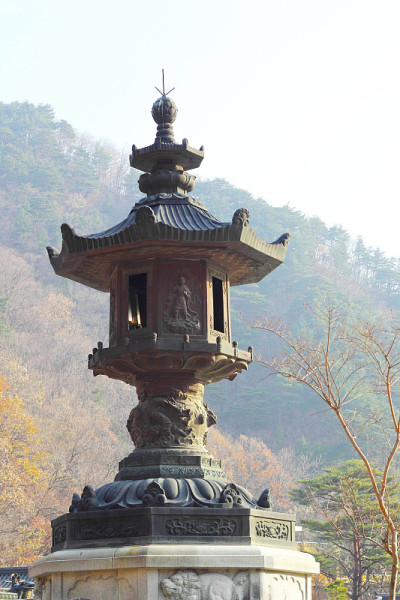 大型古色古香的灯笼柱韩国雪山。