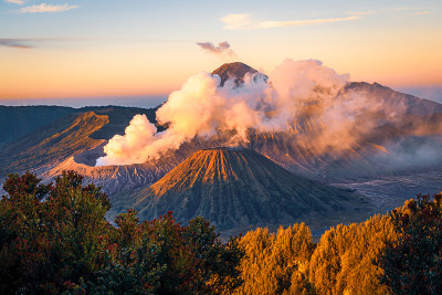 火山口上空的日出