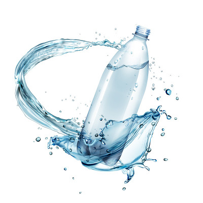 水溅在塑料瓶周围的矢量插图孤立在背景上