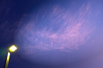 灯柱电业伴夜空。