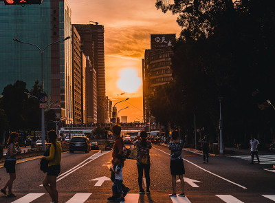 2019年8月11日，在台北市忠孝路沿线，夕阳西下