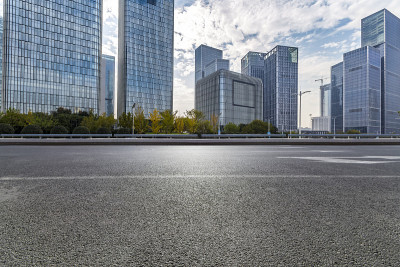 全景天际线和现代商业办公建筑与空的道路，空的混凝土广场地板