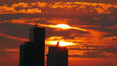 夕阳下的建筑剪影