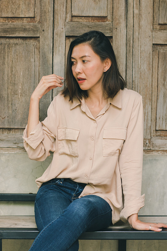 妇女们靠窗而坐。