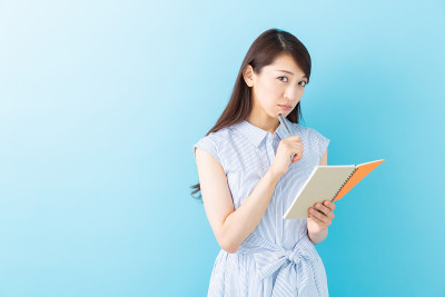 亚洲女性正在做笔记和思考