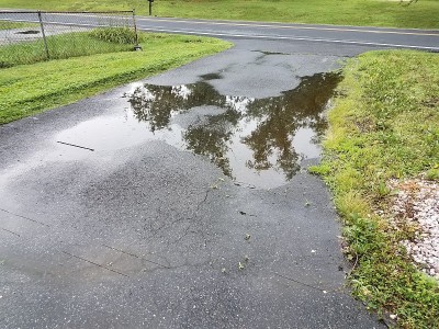 沥青车道上的大水坑