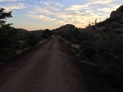戴尔斯，普雷斯科特亚利桑那州-泥土路穿过岩石峡谷
