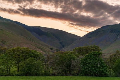 英格兰坎布里亚郡考特利喷口附近的约克郡山谷景观