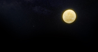 现实的满月在星空中在黑暗中。横幅与突出显示的地方为文本3d渲染。