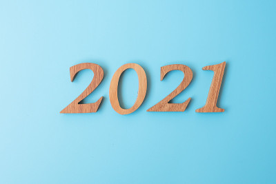 2021年数字在蓝色背景。决议，战略，解决方案，目标，任务，业务，新年，新年你和快乐的节日概念