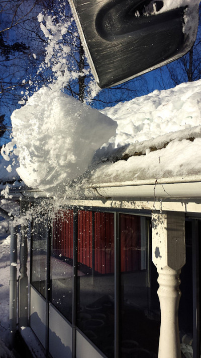 清理屋顶积雪