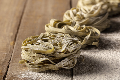 未煮熟的菠菜干面条