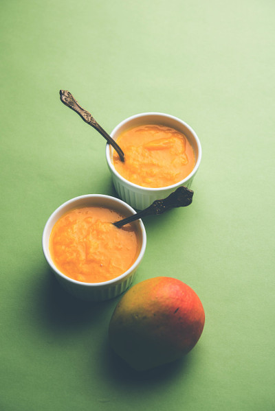 芒果浆/ Aam rus或Ras放在小碗里，有选择性地集中