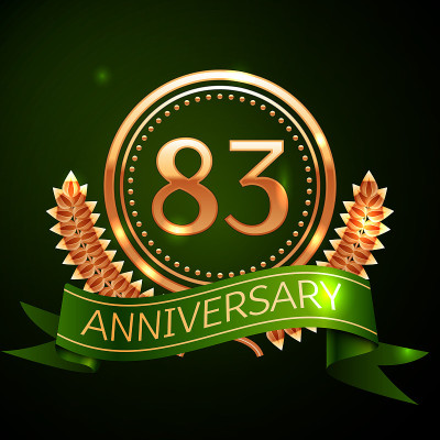 逼真的八十三周年庆典设计与金戒指和月桂花环，绿色的缎带在绿色的背景。彩色矢量模板元素为您的生日庆祝派