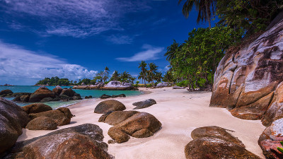 在Berhala岛kepulauan Riau的全景海滩和岩层照片