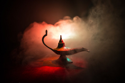 古色古香的阿拉丁天方夜谭神灯，白烟柔和，背景幽暗。愿望灯概念