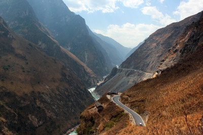世界上最深的峡谷之一的山路，中国南方云南的虎跳峡