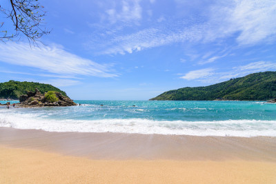 海滩上美丽的波浪，清澈的海水
