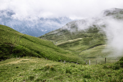 草地和云在瑞士阿尔卑斯山脉格林德沃首先在瑞士