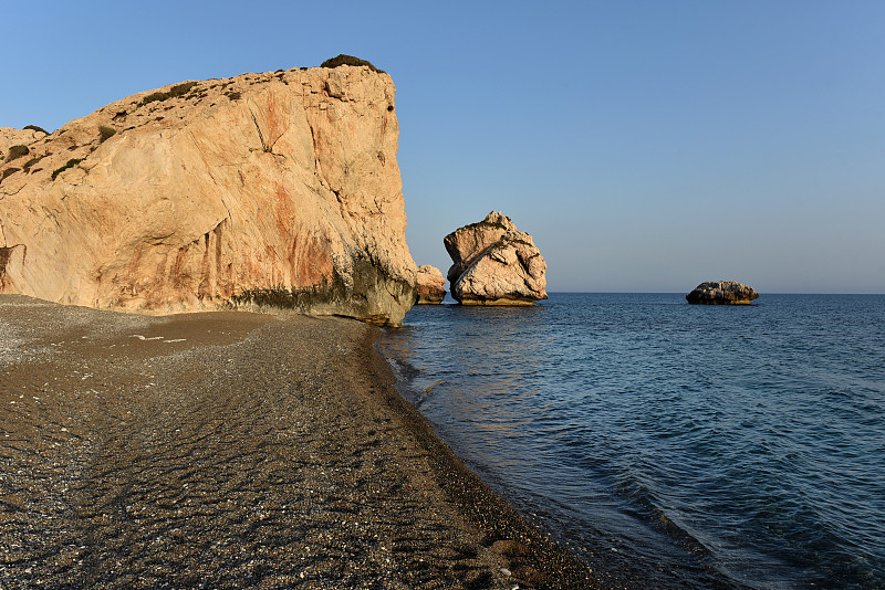 阿芙罗狄蒂的岩石在傍晚的阳光下。Petra tou Roumiu，塞浦路斯