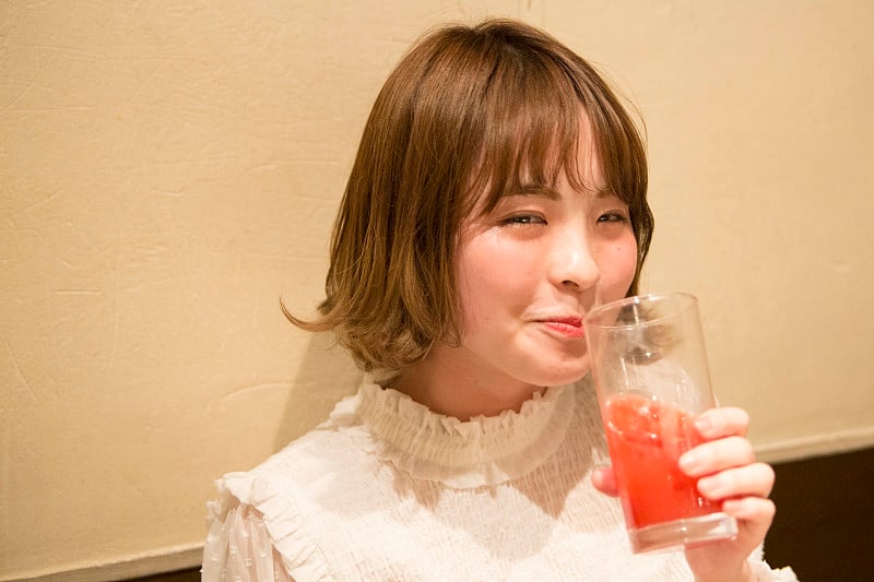 お酒を飲む笑顔が可愛い　女性