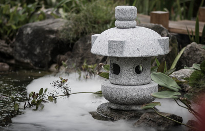 温泉，在间歇泉喷口沸腾和蒸汽水。地热热水冒热气，大石头排列，沸水飞溅。特写镜头,复古的风格。副本的空
