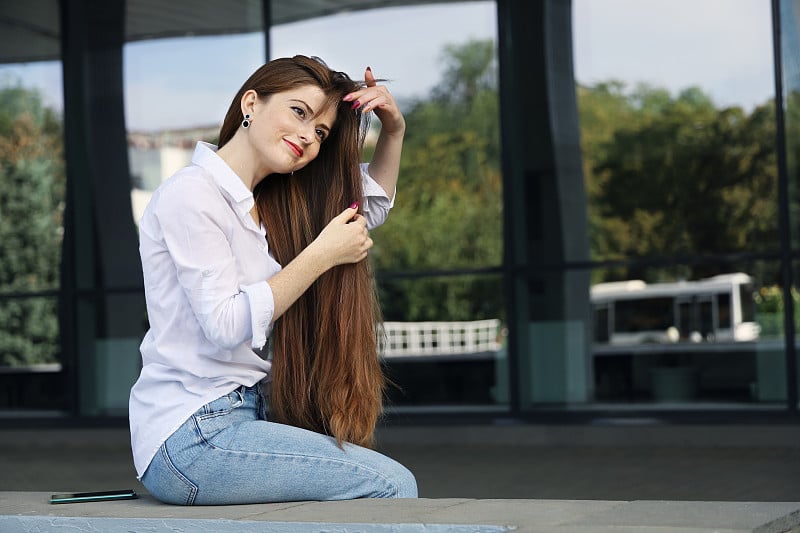 年轻美丽的微笑女子直发