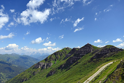 奥地利巴得嘎斯坦夏季的Stubnerkogel山景观