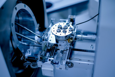 科学家正在实验室为扫描电子显微镜(SEM)机制备纳米材料
