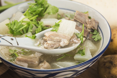 中国菜:萝卜炖羊肉汤