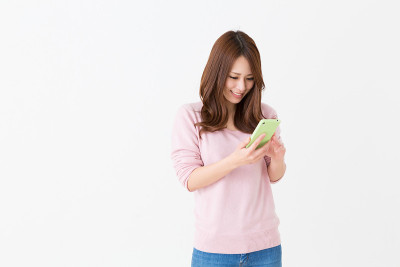 女人看智能手机