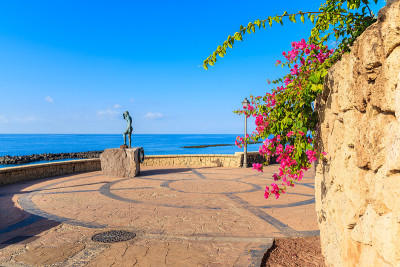西班牙加那利群岛，特内里费，Costa Adeje海滨小镇，鲜花和雕像的海滨长廊