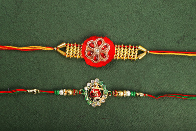 传统印度手链称Rakhi，兄弟姐妹的手腕在Rakshabandhan场合