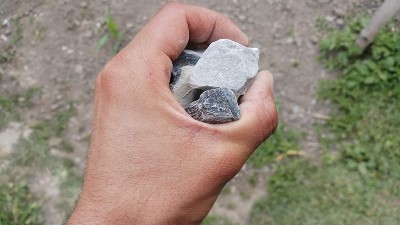 聚集在近距离。