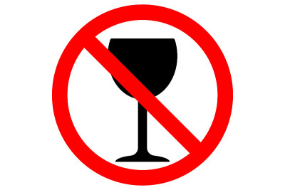 禁酒区标志。酒杯的轮廓在红色的圆圈中。向量