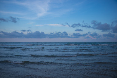 傍晚的海滩和大海