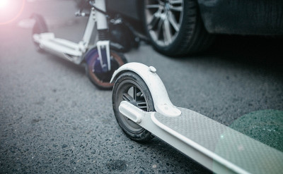 在城市里，电动车可以替代汽车。电动汽车租赁。
