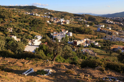 摩洛哥舍夫chaouen郊区的景观。这个城市也被称为Chaouen，以其蓝色的建筑而闻名，这使得Ch
