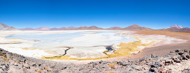 智利阿塔卡马沙漠泻湖，红色岩石，火山全景