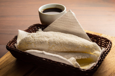 两杯木薯粉和一杯咖啡。